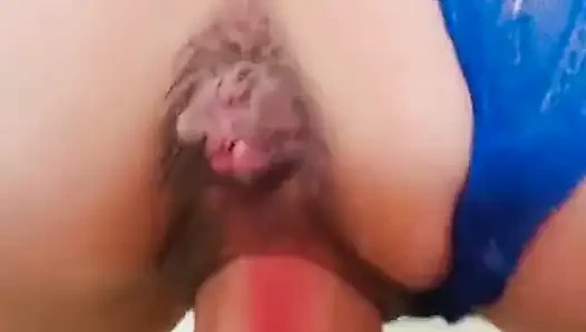 Riesigen dildo lutschen und reiten