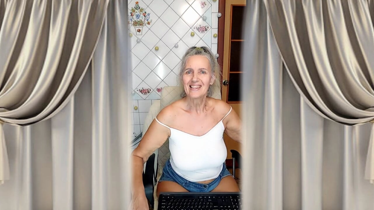 开朗的家庭主妇卢克雅穿着紧身牛仔短裤在厨房调情。