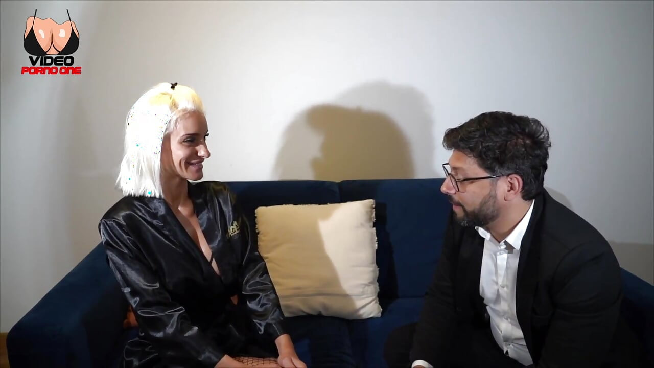 ¡milf Rubia Con Tetas Enormes Quiere Que La Follen Lo Más Fuerte Posible!