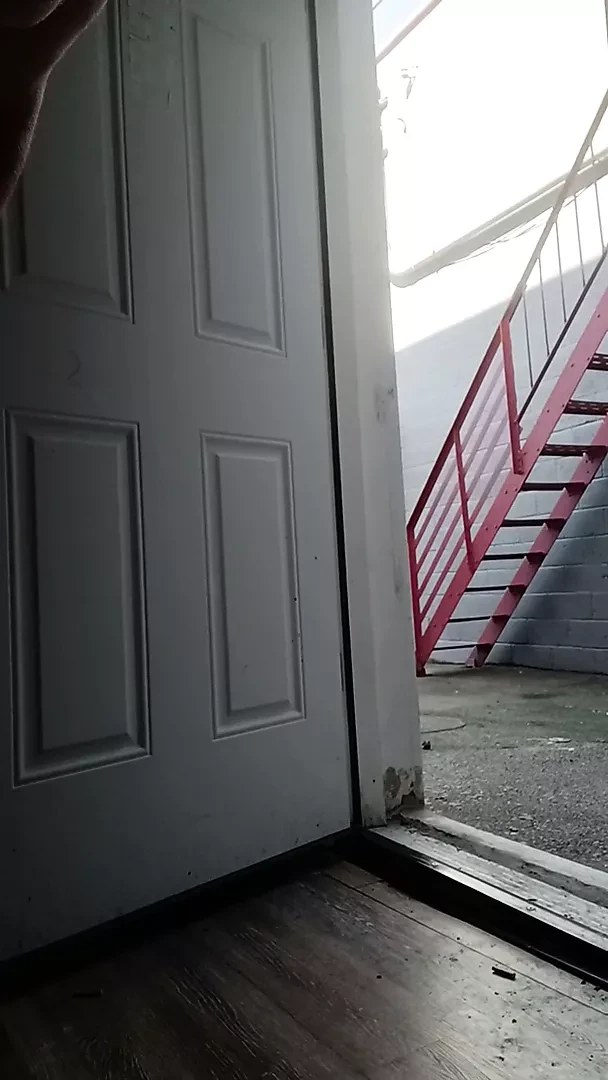 Mofo2121 在门口撒尿