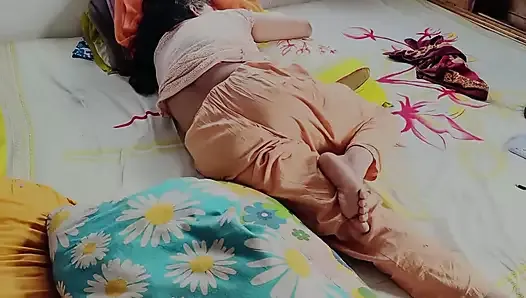 Une femme au foyer bengalie suce la chatte avec une romance complète.