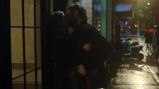 Anna Kendrick besándose frente a un edificio