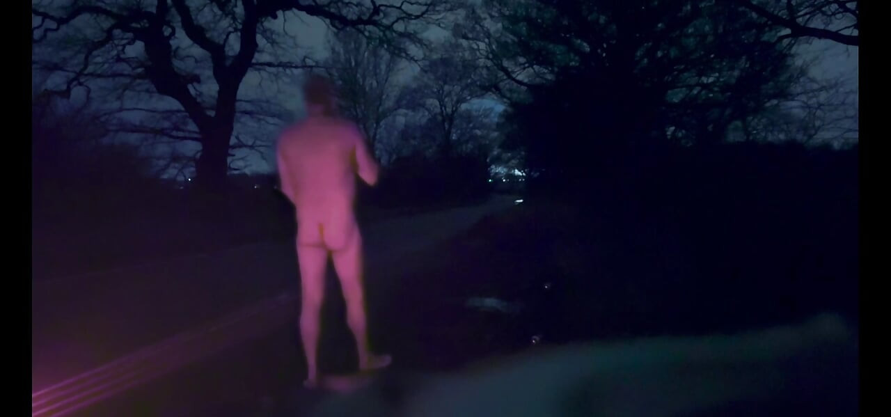 Drkanje golo na 2 lokacije bosa i tverkuje