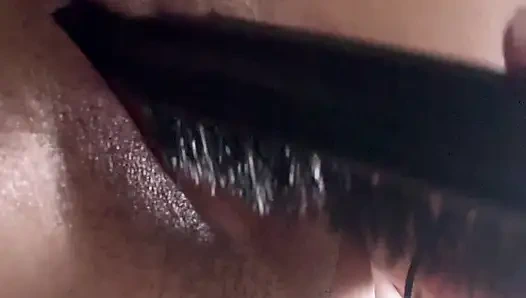 Nymphomanin wird heiß und masturbiert