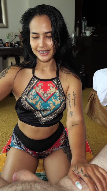 אשת מילף תאילנדית עם תחת גדול מציצה מדהימה בנקודת מבט לבעל לבן | קליפ 1