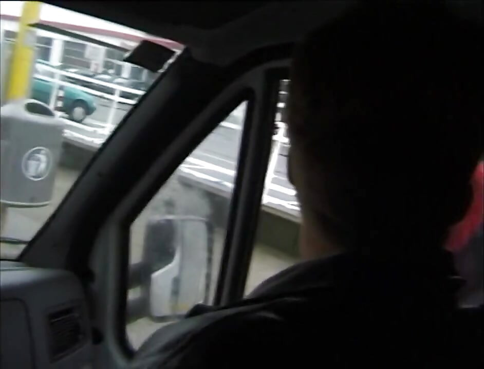 Krásná blonďatá kočka potěší dva násilníky