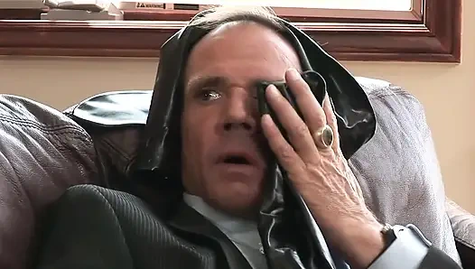 Фетиш мужчина наслаждается грудастой блондинкой в латексе