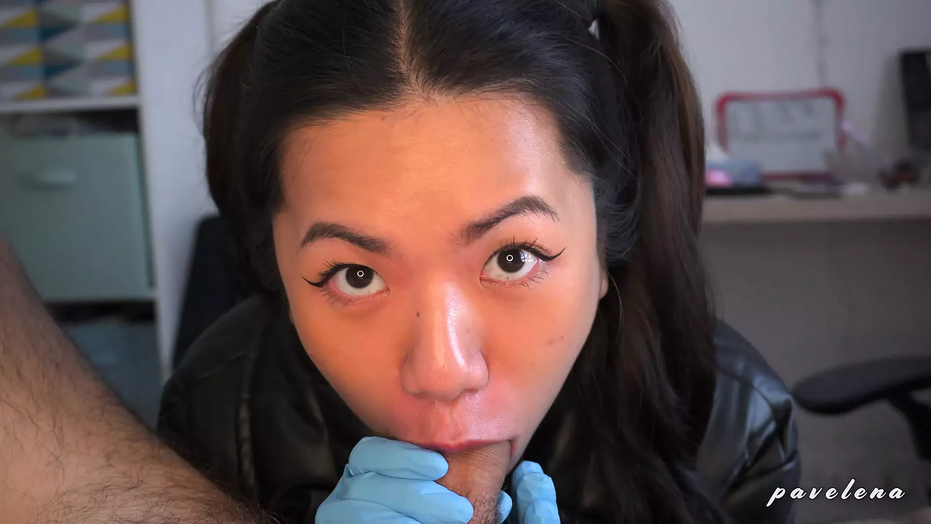 A thai tini latex kesztyűben szop