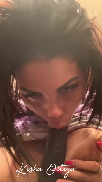"Esmer fahişe Kesha Ortega şişman bir dildoya biniyor ve sert boşalıyor!"