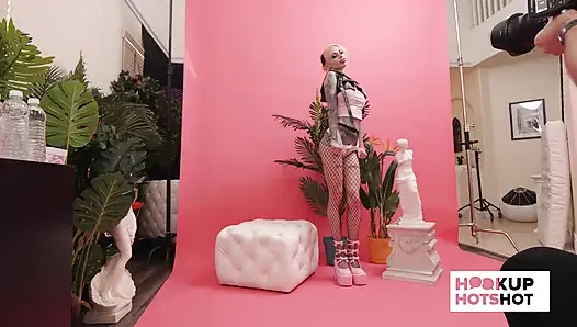 BTS - Sasha Beart sahne arkasında eğlenceli bir anda kıyafetler deniyor!