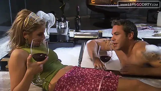 Gadis rambut pirang ini lagi asik ngentot kontol besar sebelum dientot habis-habisan sampai dicrot di dalam