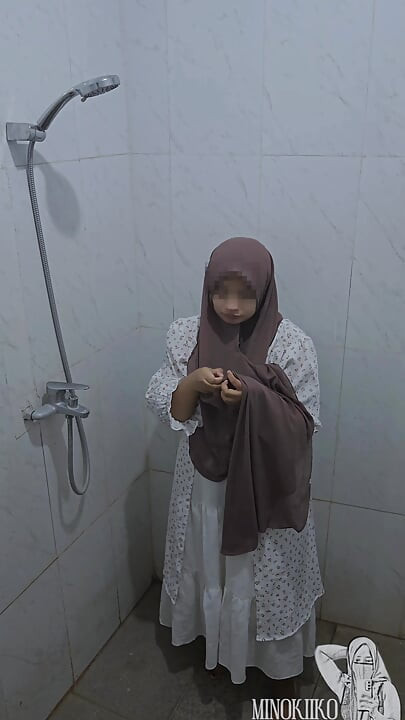 Hijab College Girl Take A Shower and Fucked by Landlord
