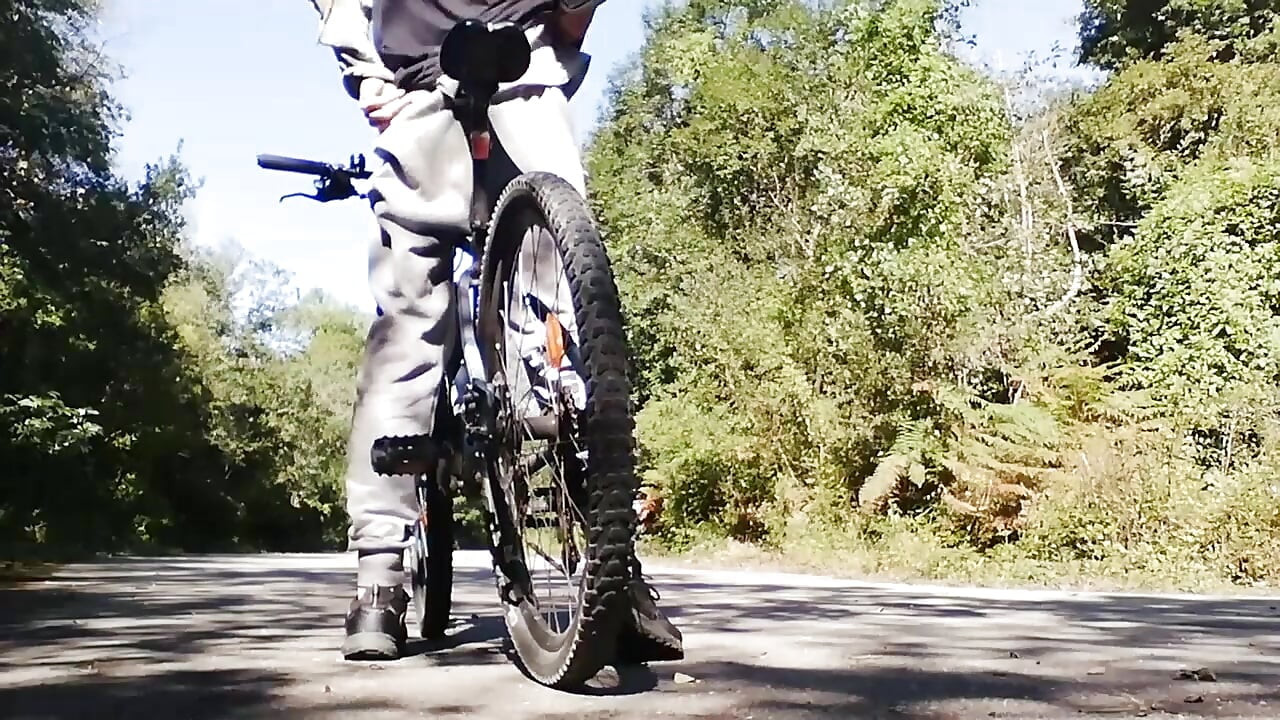 年轻人玩他的自行车, 屁股里有假阳具