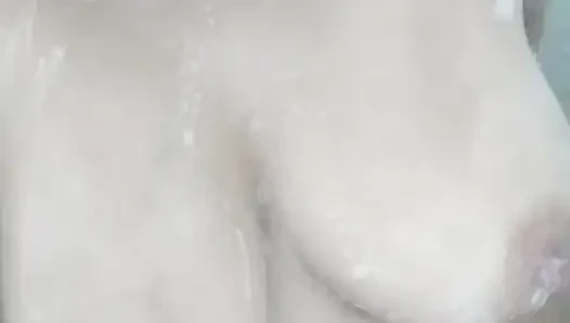 Heiße reife frau entspannt im badezimmer und masturbiert voller schaum unter der dusche
