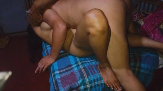 Amateur-paar, tiefe intimität und befriedigender handjob