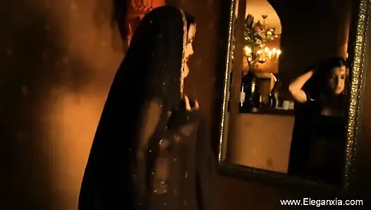 India yang cantik menari dan menunjukkan tubuhnya