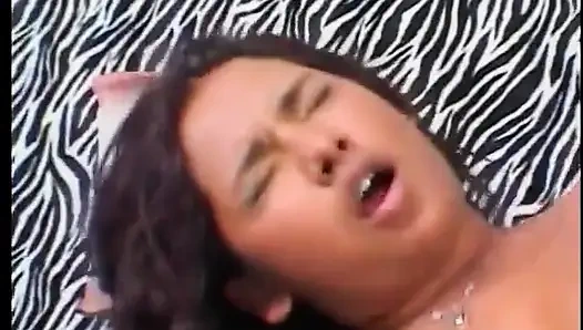 Si cantik cokelat menunggangi kontol putih sambil disetubuhi di pantatnya