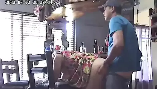 Une caméra surprend son mari de 45 ans en train de tromper avec une adolescente de 19 ans
