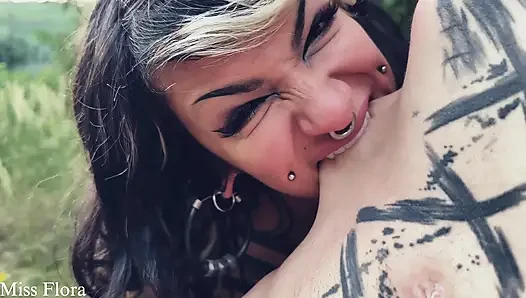 Festival çocuğunu ormanda snorfux ve tanrıça yazmin ile ısırıyor
