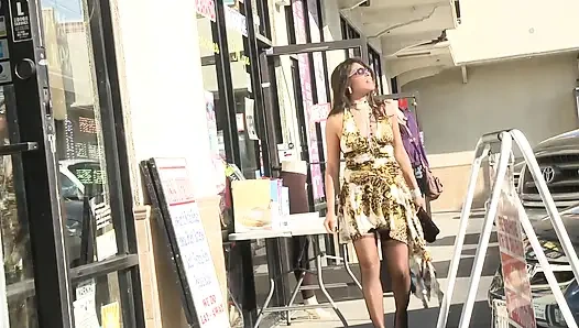 Cewek semok latina dengan stoking jala lagi asik goyangin pantat bahenolnya di seks threesome sampai orgasme bertiga