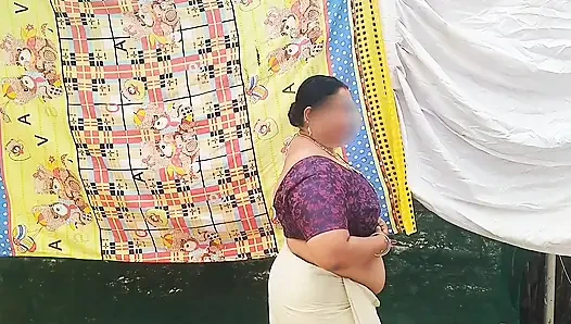 Одетая Бхабхи в традиционном керальском стиле показывает свои огромные сексуальные сиськи, прохаживается топлес