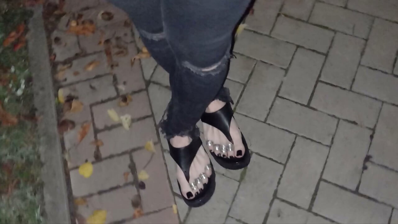 Meu Crossdresser Quente Provocando Picas Duras com os Pés Durante um Passeio Noturno