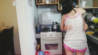 Ella estaba enojada y le lamí el coño en la cocina