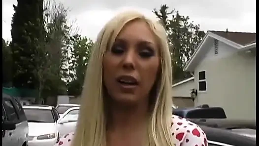 Männliche und weibliche pornostars reden hinter den kulissen über den film