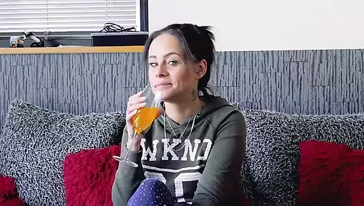 Uma puta alemã tatuada adora chupar um pau carregado