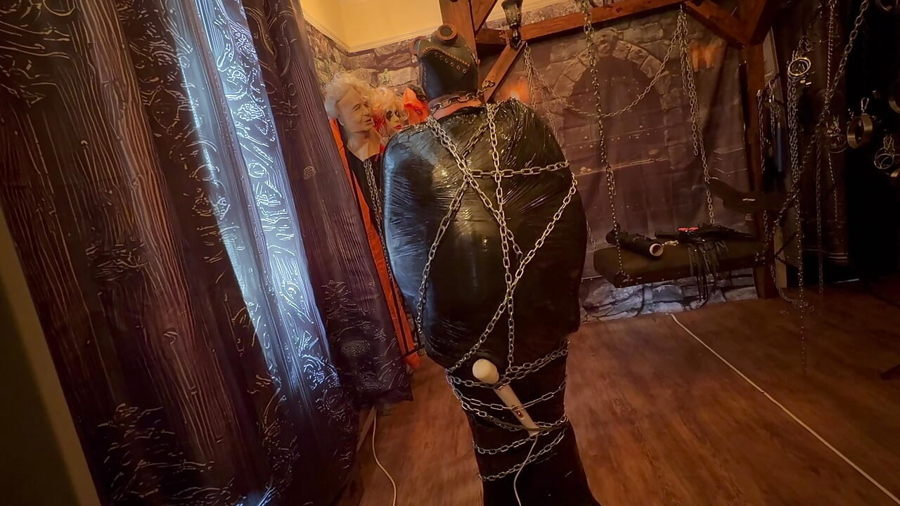 2. dio: - Domina Satana i Bag Man u foliji od paleta i lancima.