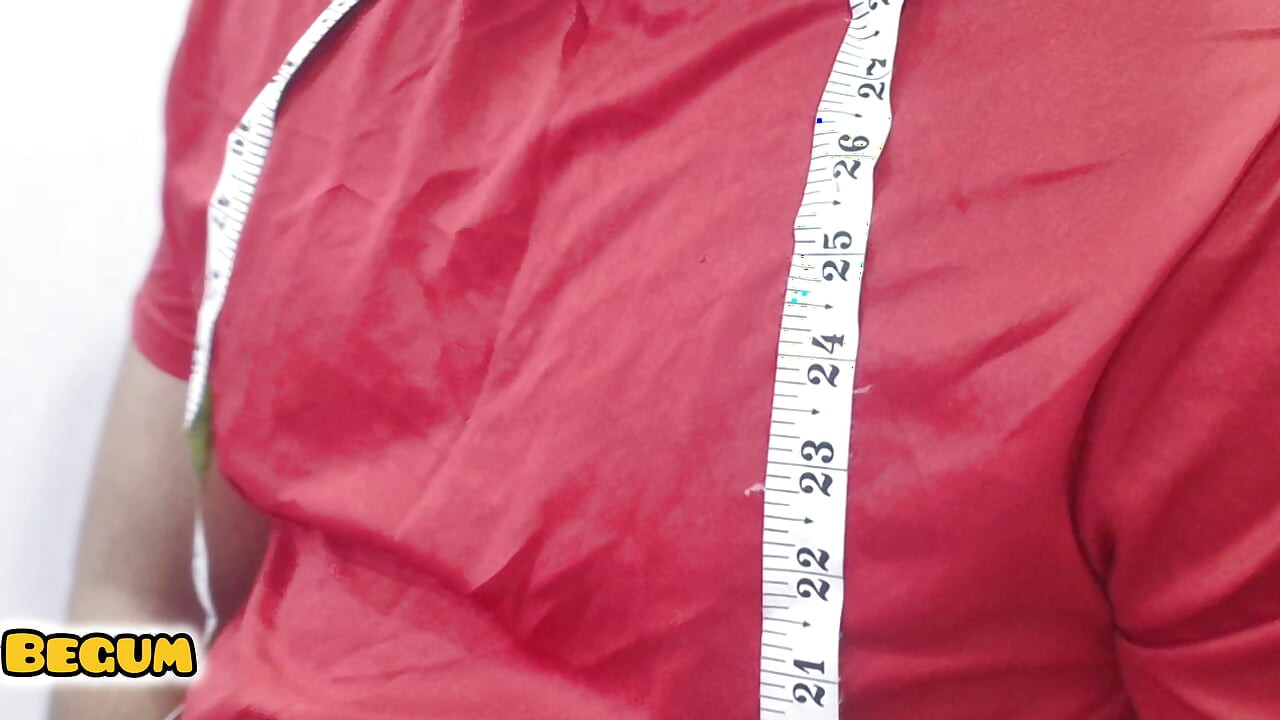 Kleermaker neemt metingen van Alisha Bhabhi met zijn vingers