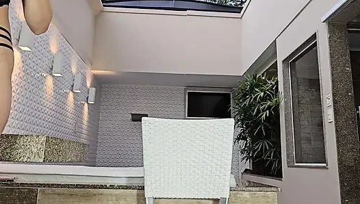 Er leckte meine Muschi ohne Kondom und kam trotzdem hinein, steckte sie in meine Muschi und meinen Arsch