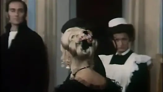 Pirang cantik mengisap kontol ngentot di kastil