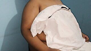 Une tatie indienne stupide fait des vaccins assise déshabillée - le docteur s'est évanoui après avoir vu les gros seins