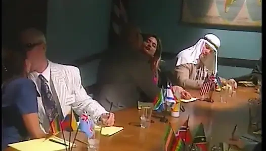 Gadis dudukin memeknya di kontol besar cowok dan ngentot kontol habis-habisan sampai muncrat