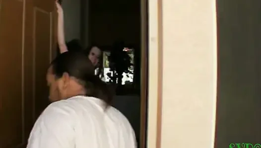 Wanita cantik yang lagi hamil dan tukang landscape