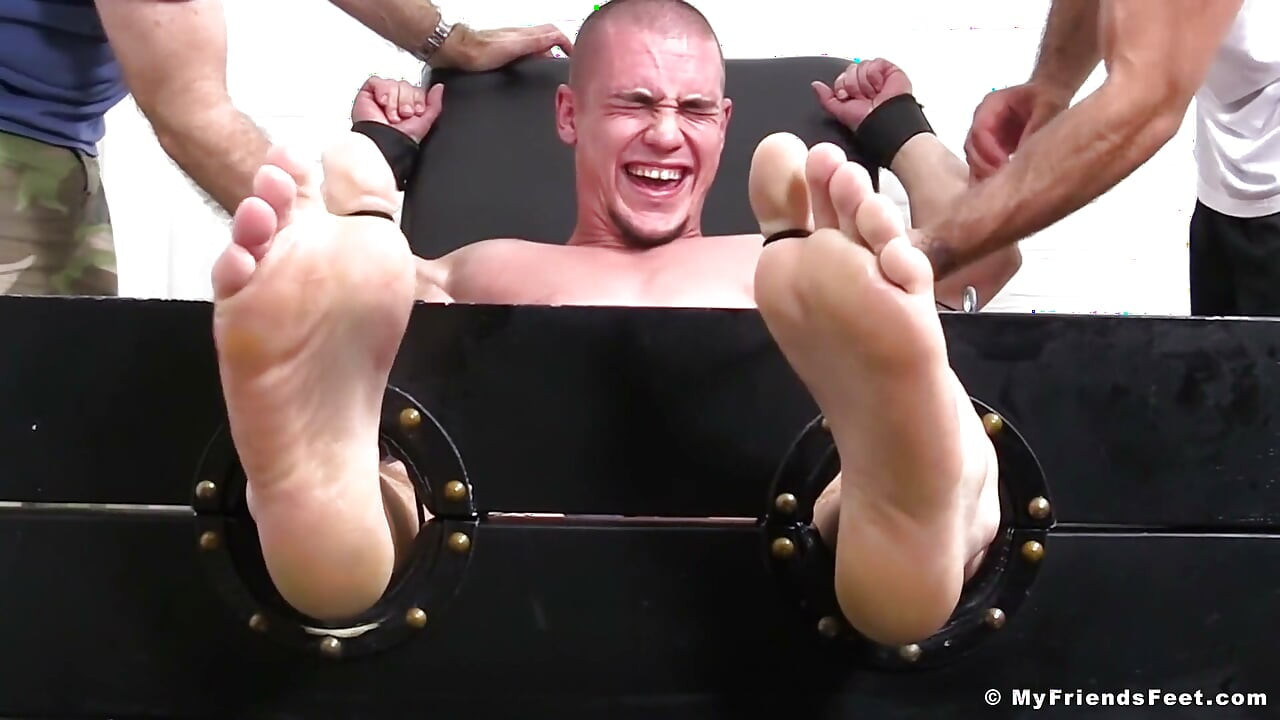 Adam Ricky Larkin tarafından gıdıklanıyor
