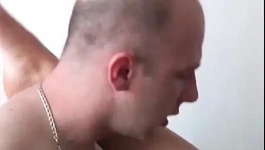 Tubuh yang sempurna dan kecokelatan