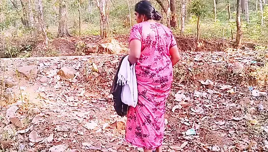 Hintli üvey anne ve üvey oğlu ormanda romantik sert sikişiyor. Telugu edepsizce konuşuyor.