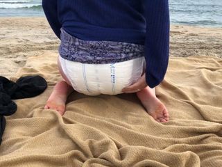 海滩上的湿尿布