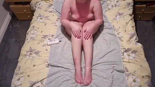 Ich liebe es, mich selbst zu berühren und lotion auf meinem nackten körper zu reiben