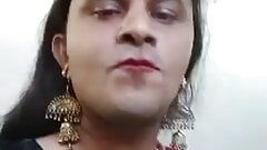 Indischer Transvestit Shreya in schwarzem Sari 2