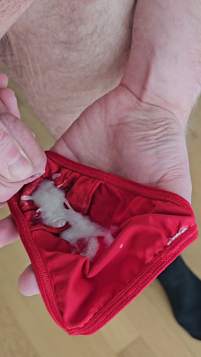 Mini string rouge recouvert de sperme glacé | Clip 2
