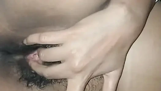 Adhi Raat Mai Bhabi Ungali Karti Howa