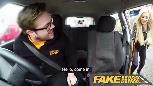 Fake Driving School студентка с большими сиськами заканчивает урок аналом
