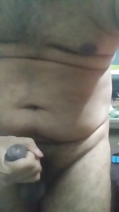 Çıplaktopçu adam... Çıplak amcık deliğini serbestçe sikiyor..