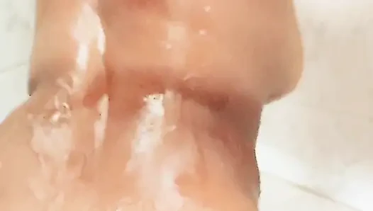 Bhabhi bathroom me nha rhi thi or chut me ungli dali