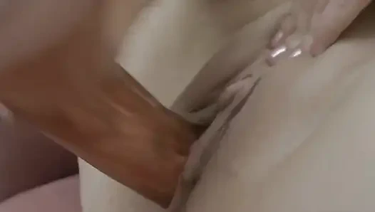 Çekici kız kamerada mastürbasyon yapıyor