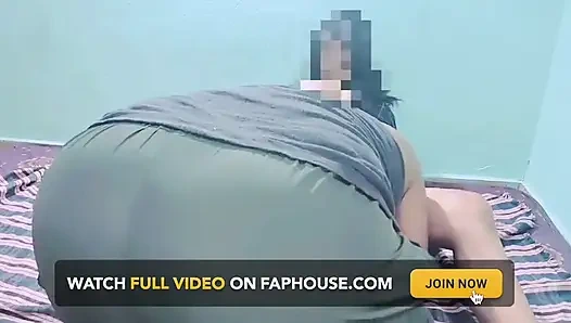 Üvey kız kardeş benimle aynı yatağı paylaşıyor ve amını ve götünü siktiriyor