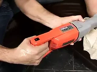 Sert sikme yaşlı kadın